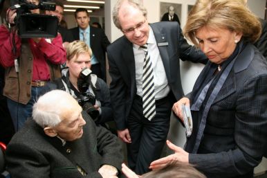 Eröffnung der neukonzipierten Erinnerungs- und Gedenkstätte im April 2010. Landrat Manfred Müller spricht in der neuen Dauerausstellung „Ideologie und Terror der SS“ mit dem österreichischen KZ-Überlebenden Leopold Engleitner und Frau Dr. Charlotte Knobloch, damalige Präsidentin des Zentralrats der Juden ©Archiv Kreismuseum Wewelsburg